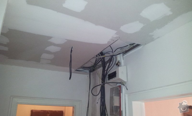 Instalace sdk podhledů z důvodu zakrytí nových rozvodů elektroinstalace: 20121004_101933