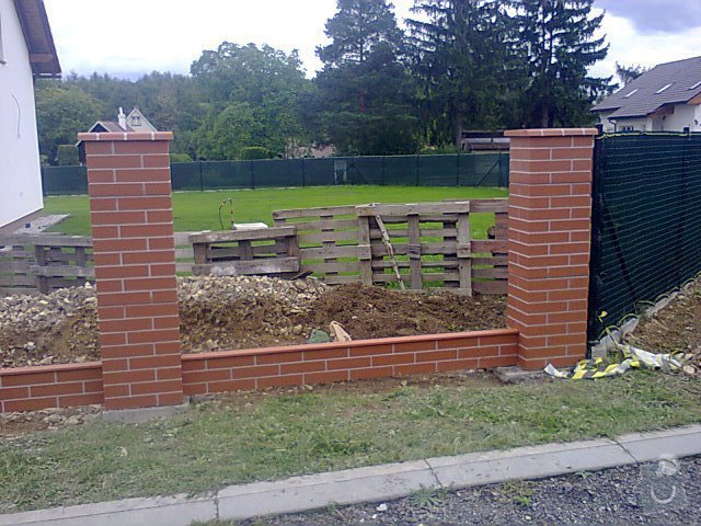 Řemeslníci na vyzdění plotových sloupků z prefabrikátu: plot_mnisek_2