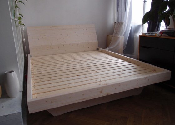 Masivní postel