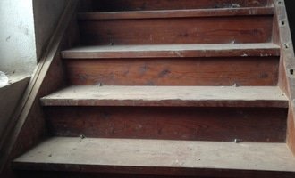 Renovaci nebo obklad dřevěných schodu v RD - stav před realizací