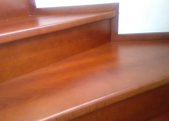 Broušení a lakování dřevěných schodů