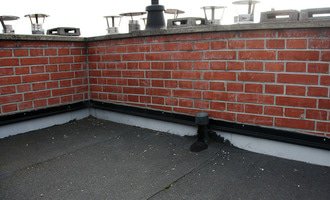 Kontrola střechy bytového domu před zimou a související drobné opravy - stav před realizací