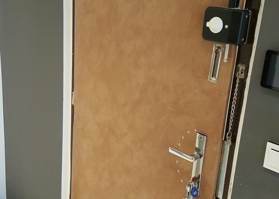Čalounení dvou vchodových panelákových dveří (dveře do bytu)