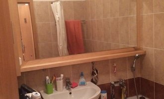 Drobna uprava koupelny - vymena skrinky a zrcadla - stav před realizací