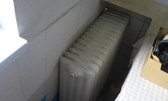 Instalatér - cca 1 den - rozdělení radiátoru, odpojení kotle - stav před realizací
