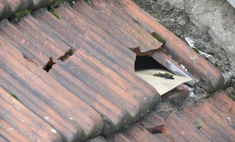 Drobná oprava střechy - výměna tašek - stav před realizací