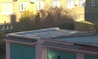 Oprava lepenkové střechy garáže - stav před realizací