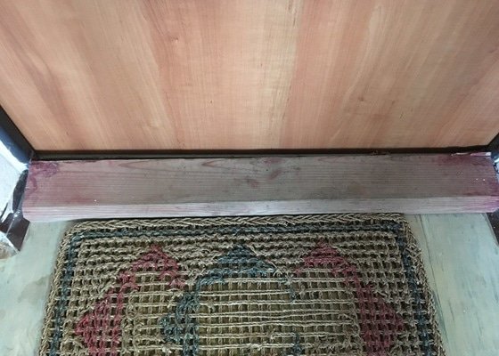 Výměna prahu u vchodových dveří v panelovém bytě