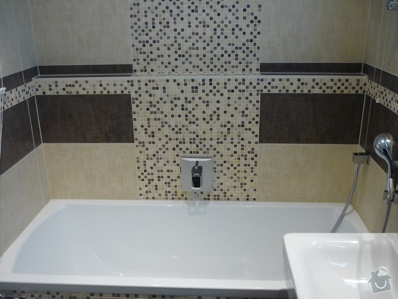 Rekonstrukce koupelny, wc: Celkový pohled- kombinace klasického obkladu a mozaiky