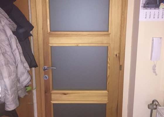2x obložkové dveře z masivu barva borovice - stav před realizací