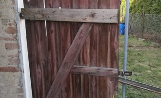 Nová dřevěná vrata z prken - stav před realizací