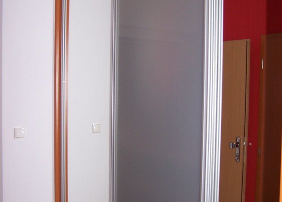 Vestavné skříně - dokončení zakázky - výroba dveří k dodané skříní   