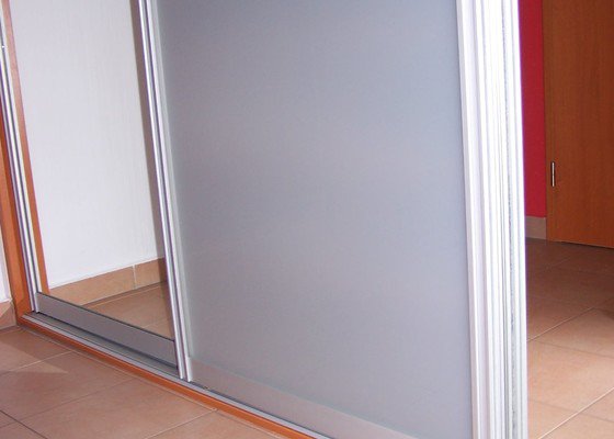 Vestavné skříně - dokončení zakázky - výroba dveří k dodané skříní   