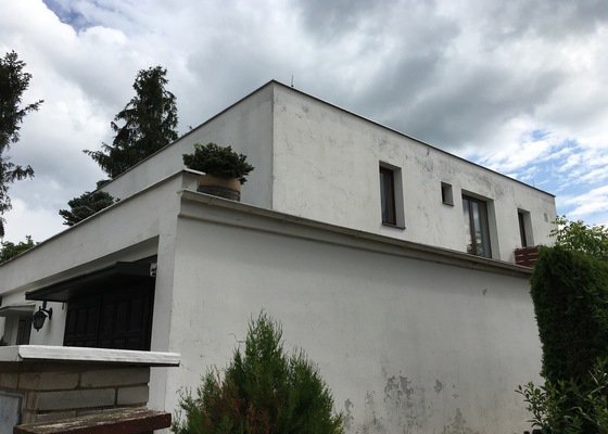 Rekonstrukce hladké bílé fasady  - stav před realizací