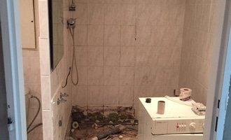 Usazení sprchového koutu a umyvadlové skříňky - stav před realizací