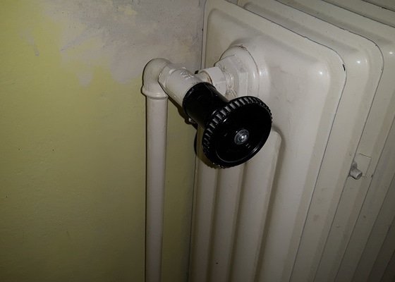 Výměnu tří ventilů ÚT za ventily s termohlavicí, přidání nového radiátoru na záchod a oprava kapajícího radiátoru (připojovací kolínko asi prorezlé, radiátor v pořádku) v koupelně.