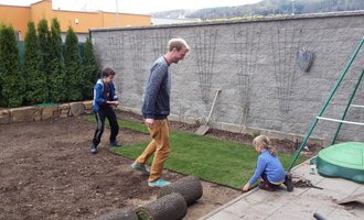 Travní koberec a úprava zahrady (obrubníky a zídka)