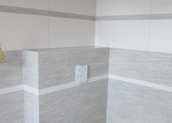 Obklady koupelny (2 koupelny),50 m2 cca,i omítky.