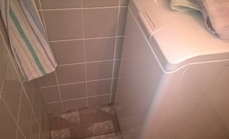 Rekonstrukce panelákové koupelny - výměna vany za sprchový kout - stav před realizací