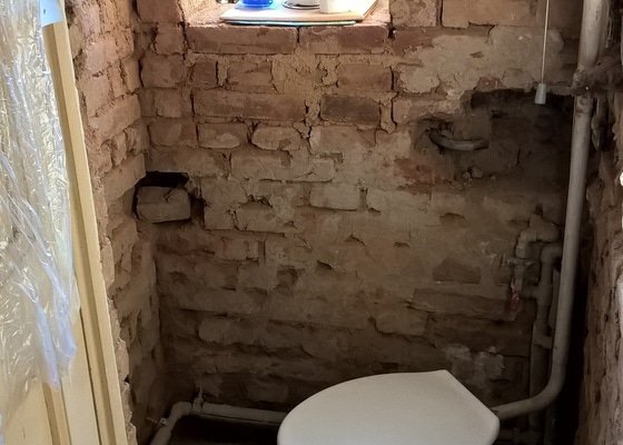Rekonstrukce záchodu v rodinném domě v Plzni na Slovanech - stav před realizací