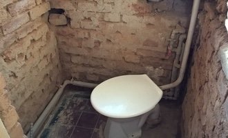 Rekonstrukce záchodu v rodinném domě v Plzni na Slovanech - stav před realizací