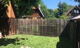 Obroušení a nátěr dřevěné chaty, výměna a oprava plotu - stav před realizací