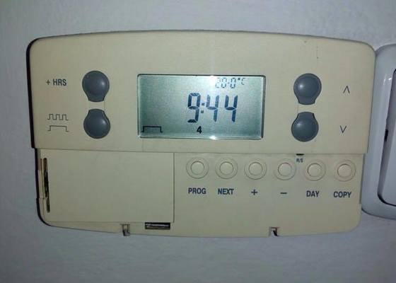 Termostat - Výměna termostatů v bytovém domě, 12 bytů, dodání a montáž nových - stav před realizací