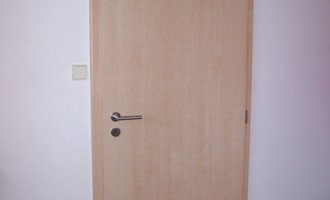Montáž dveří a obložek v panelovém bytě