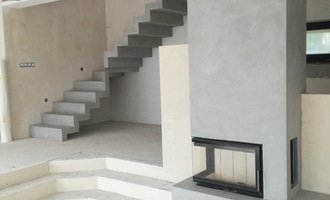 Betonová stěrka na schody a krb