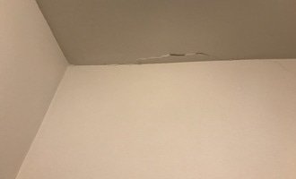 Drobné opravy bytu - dlažba, omítka - prasklé kachličky, popraskaná omítka u stropu - stav před realizací