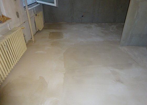 Vyrovnaní betonové podlahy bytu v panelovém domě