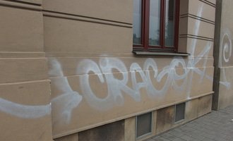 Čištění fasád odstranění graffiti - stav před realizací
