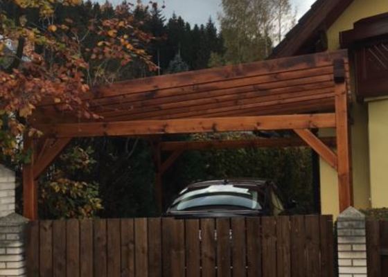 Položení polykarbonátu na dřevěnou kostru carportu - stav před realizací