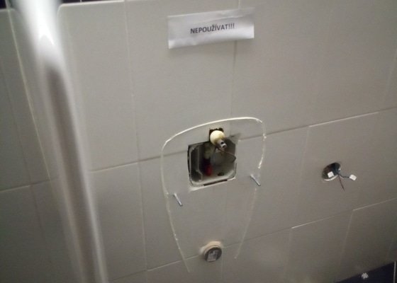 Oprava pánských toalet bourání starých pisoárů výměna za nové 2ks