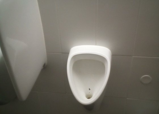 Oprava pánských toalet bourání starých pisoárů výměna za nové 2ks