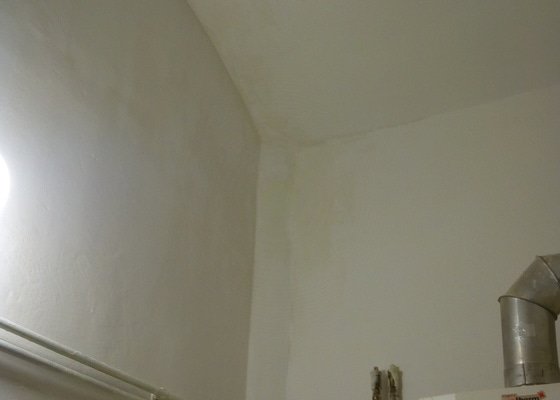 Oprava a malba opadaného stropu v koupelně a předsíni