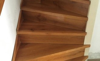 Renovace dřevěných schodů a obkladů - stav před realizací