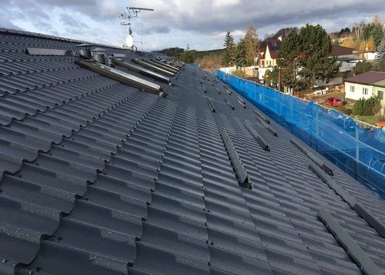 Oprava šikmé střechy bytového domu (cca 700m2)