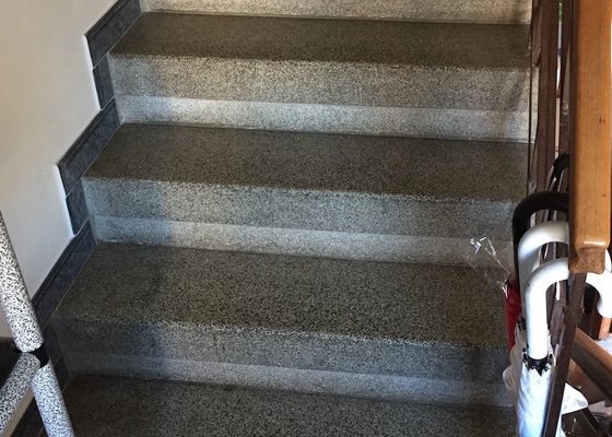 Oprava podlahy na chodbě + renovace schodiště (lité teraco)
