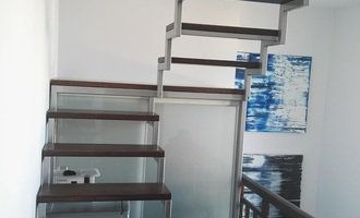 Výroba skleněného zábradlí ke stávajícímu schodišti - stav před realizací
