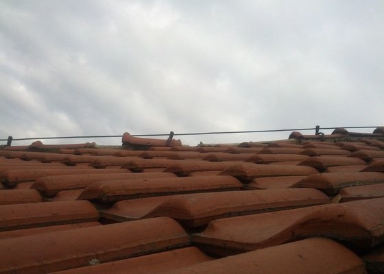 Oprava střechy - několik spadlých hřebenových tašek - stav před realizací