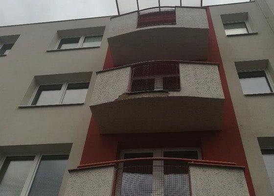 Oprava, výměna dlažby balkonů vč. oprav omítek u bytových domů - stav před realizací