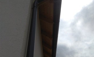 Nátěr palubek a krovů pod a ve štítu střechy - stav před realizací