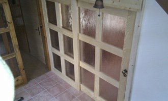 Dřevěná prosklená stěna s posuvnými dveřmi