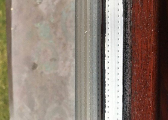 Oprava / výměna silikonu u dřevěných oken z interiérové strany