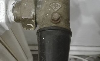 Výměna starých kohoutů u radiátorů - stav před realizací
