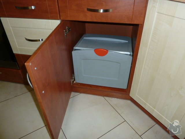 Magnetický výsuv odpadkového koše v kuchyni: P1060577