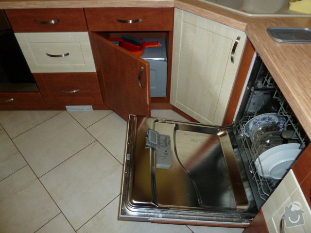Magnetický výsuv odpadkového koše v kuchyni: P1060582