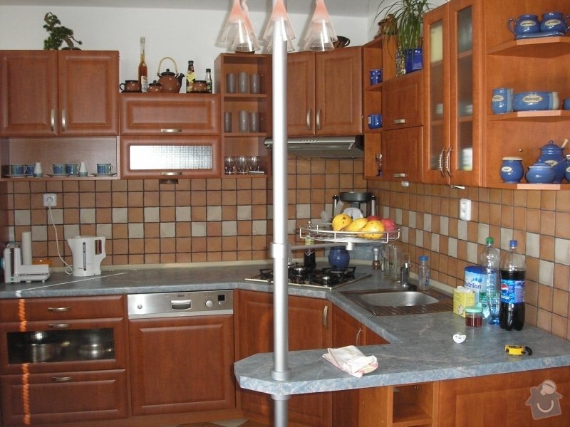 Výroba,montáž kuchyně,vestavěné skříně,dveří,pokládka plovoucí podlahy.: kuchyn_v1
