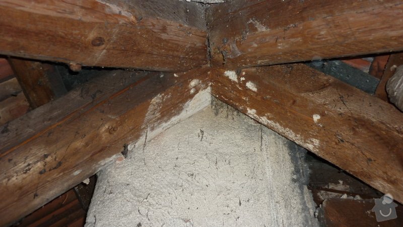 Tesařské práce, oddálení dřevěné konstrukce od komína: P1050221
